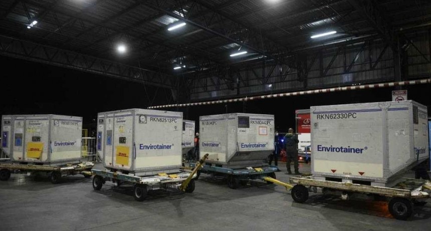 Llegaron m&aacute;s de 2,1 millones de dosis de la vacuna de AstraZeneca de producci&oacute;n conjunta con M&eacute;xico