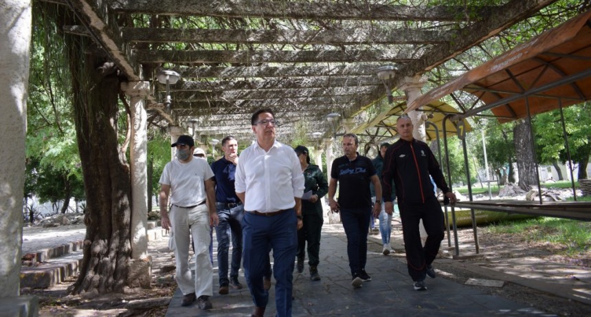 Una plaza central moderna y equipada para múltiples usos, preservando el patrimonio natural