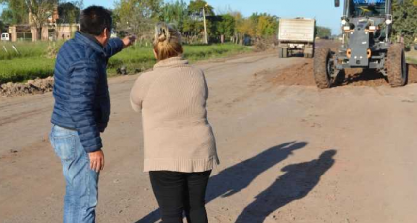 Mejoramiento de calles de tierra: Gustavo Martínez supervisó los trabajos en avenida Hernandarias y Bogotá