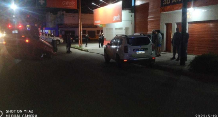 Conductor chocó un auto estacionado y terminó volcado sobre avenida Alvear