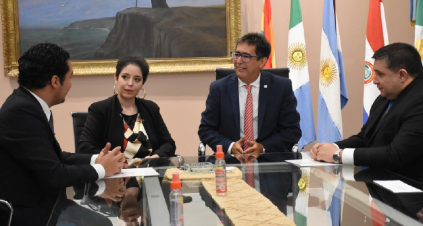 Por el aniversario 211º de Paraguay, Gustavo Martínez se reunió con funcionarios del vecino país