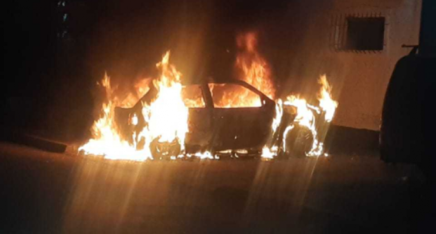 Se incendió un vehículo afuera de un taller en Resistencia y aseguran que fue intencional