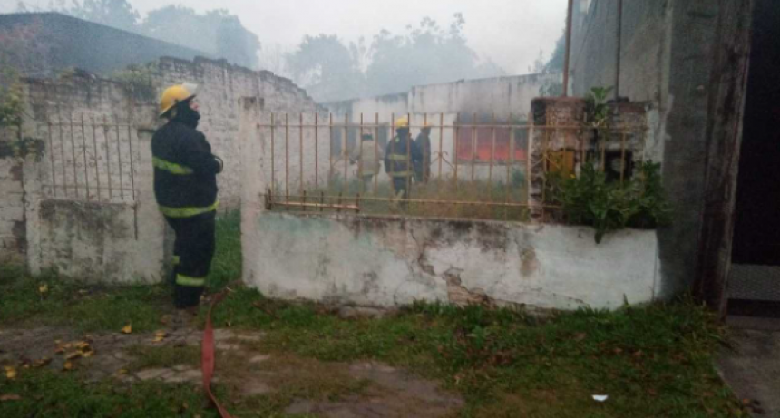 Se prendió fuego una casa abandonada en Resistencia