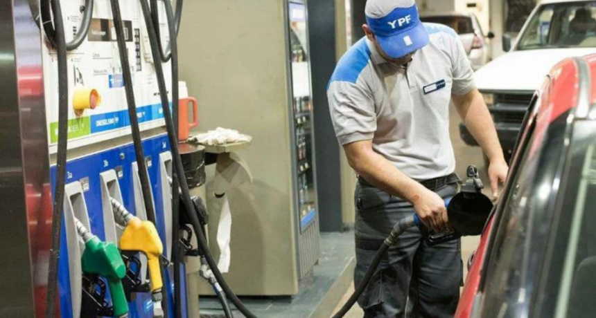 El Gobierno firmó un decreto para postergar la suba de los impuestos a los combustibles