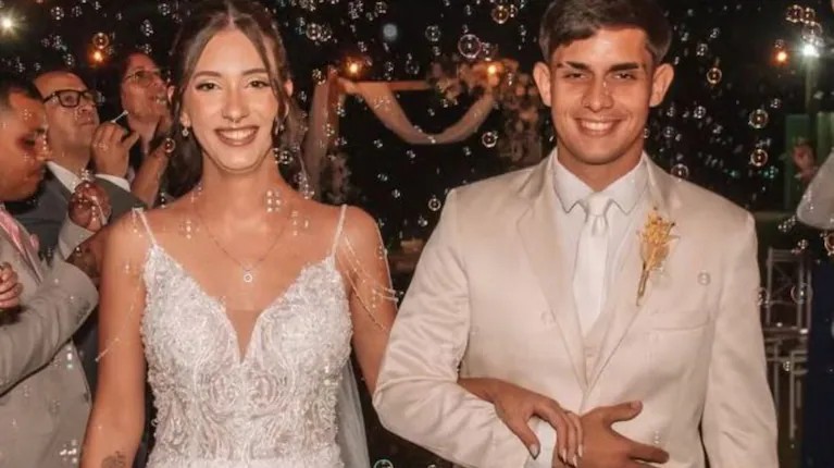 El &uacute;ltimo adi&oacute;s a la pareja que muri&oacute; en un choque 20 d&iacute;as despu&eacute;s de casarse: &ldquo;No hab&iacute;a forma de separarlos&rdquo;