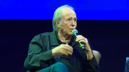 Joan Manuel Serrat reclama dignidad: &ldquo;Prescindir de los viejos es como quemar los libros, es destruir la memoria&rdquo;