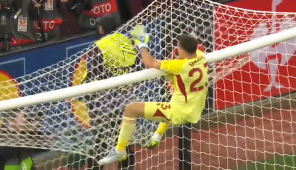 Alocado festejo de Dibu Mart&iacute;nez tras llevar al Aston Villa a la final de la Europa League