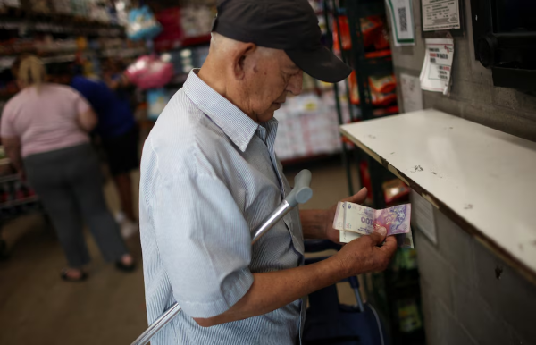 Casi 7 de cada 10 argentinos restringi&oacute; consumos y el 59% admiti&oacute; problemas para afrontar pagos, seg&uacute;n un informe privado