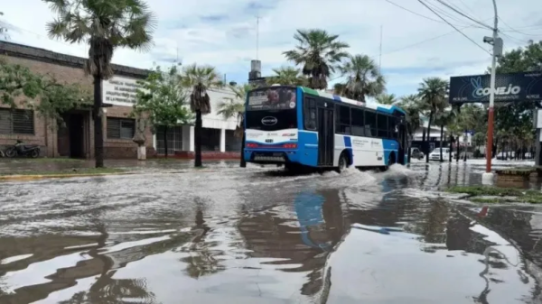 Tras las intensas lluvias, se restableci&oacute; el servicio de colectivos en el Gran Resistencia