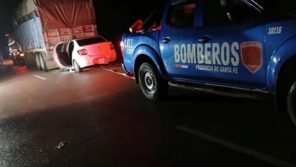 Tragedia en Santa Fe: dos polic&iacute;as iban a un operativo por narcotr&aacute;fico, chocaron contra un cami&oacute;n y murieron