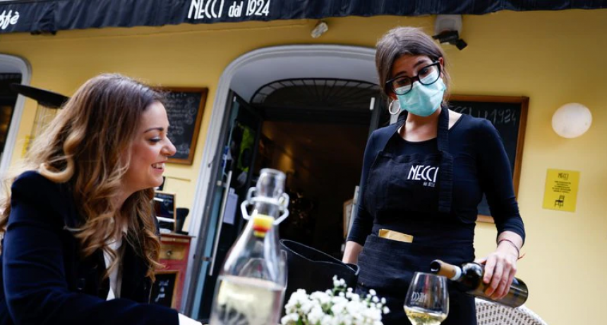 Italia: Los bares y restaurantes vuelven a permitir clientes en el interior