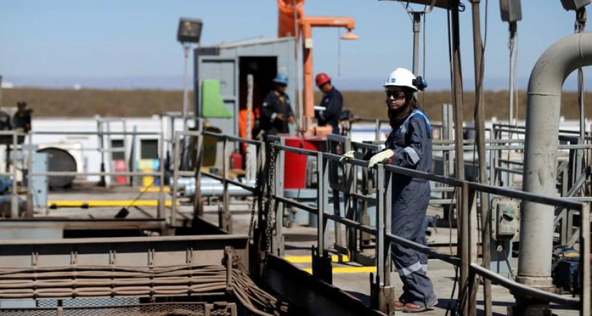 Petroleros amenazan con frenar los yacimientos de Vaca Muerta dentro de una semana si no consiguen vacunas