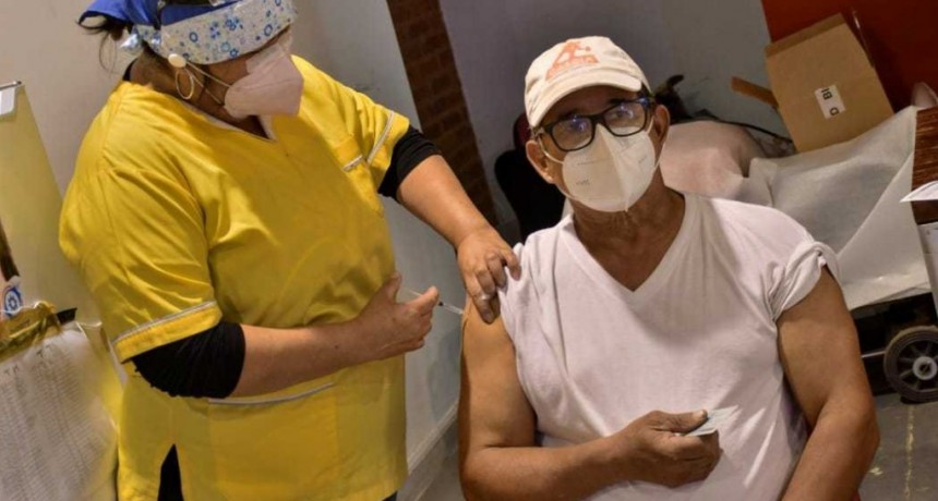 Campa&ntilde;a de Vacunaci&oacute;n contra COVID-19: mayores de 50 a&ntilde;os pueden acercarse a las postas &uacute;nicamente con el DNI