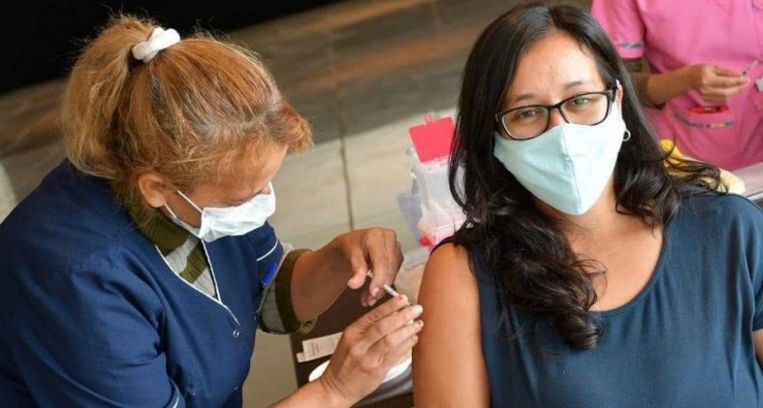 Vacunaci&oacute;n contra COVID-19: aplican primera dosis a docentes y no docentes
