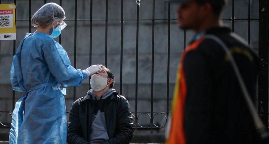 Coronavirus en Argentina: durante la &uacute;ltima semana baj&oacute; el promedio de casos, pero aument&oacute; el de muertes