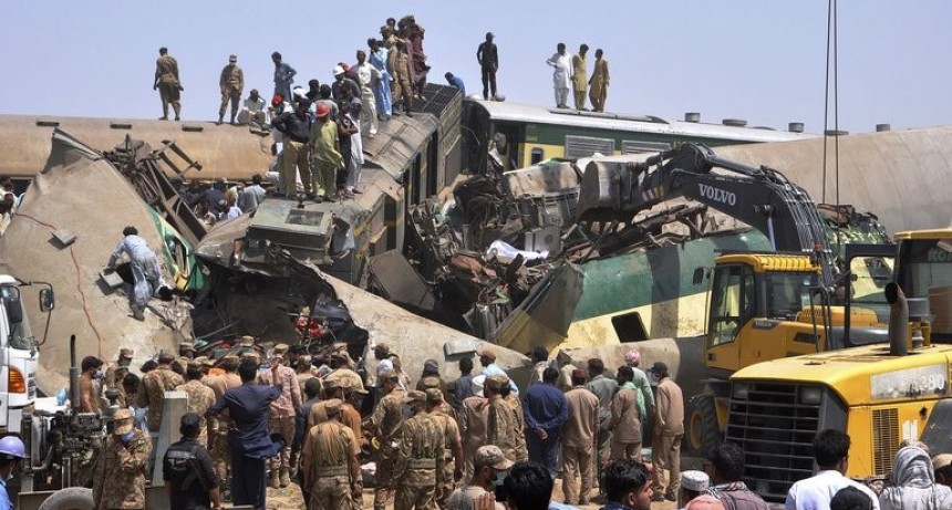 Chocaron dos trenes con mil personas a bordo en Pakist&aacute;n: al menos 38 muertos