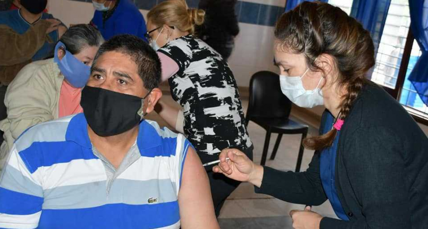 Comienzan a inmunizar a personas mayores de 40 a&ntilde;os