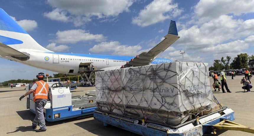Llega de Mosc&uacute; el vuelo que trae el reactivo para fabricar la Sputnik y m&aacute;s dosis de esa vacuna