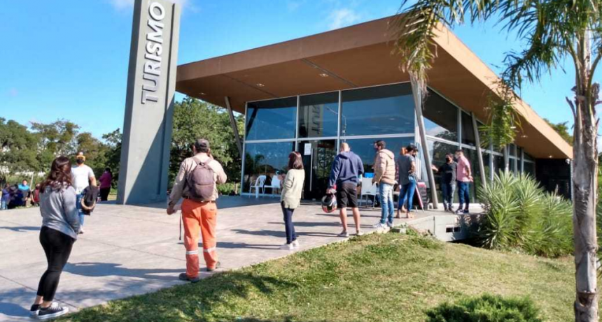Coronavirus: destacan la posibilidad de bajar la edad de inoculaci&oacute;n debido a la concentraci&oacute;n de casos en ciertas franjas etarias