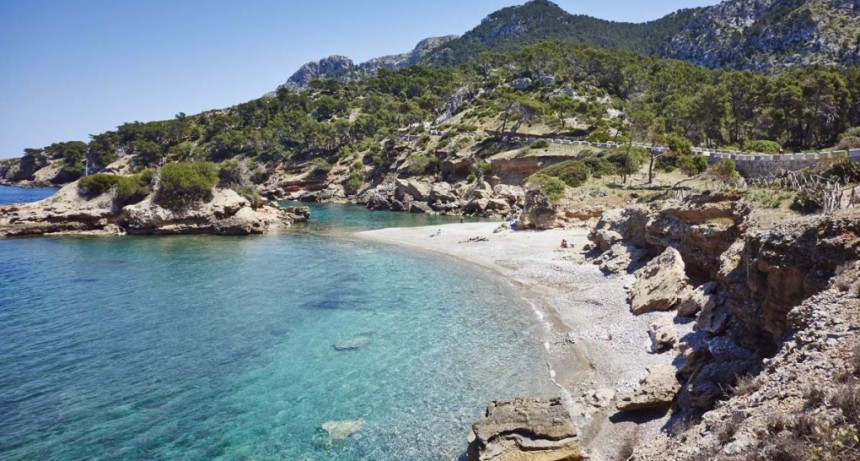 Comienzan a llegar turistas a las playas espa&ntilde;olas 