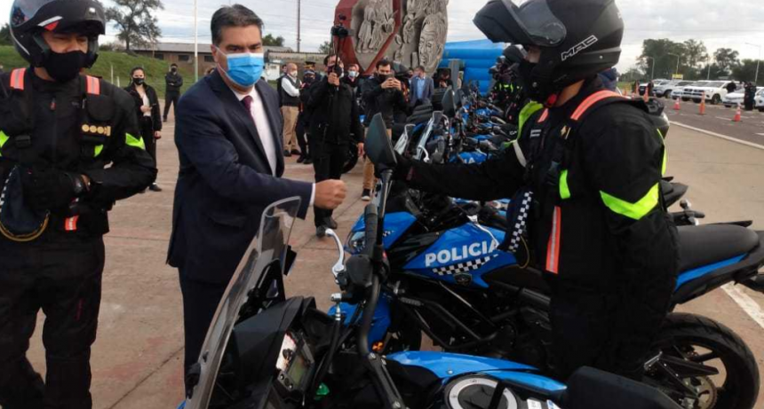 En el D&iacute;a de la Seguridad Vial, Capitanich entreg&oacute; 12 motoveh&iacute;culos a la Polic&iacute;a Caminera