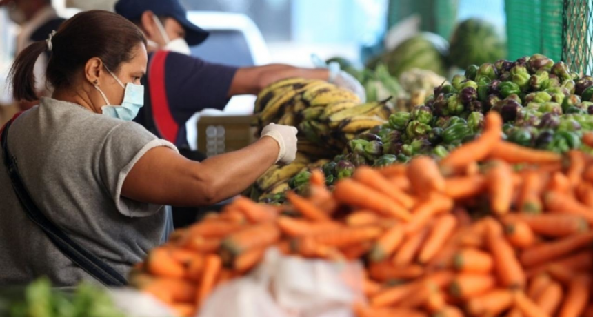 Inflaci&oacute;n creciente y precios en d&oacute;lares: la pesadilla de comprar alimentos en Venezuela