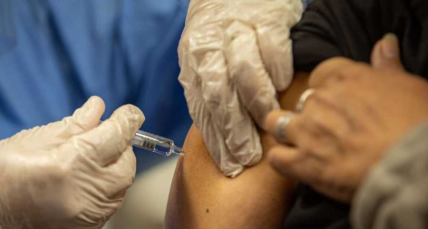 La mitad de los mayores de 20 a&ntilde;os recibi&oacute; la primera dosis contra el coronavirus en la Argentina