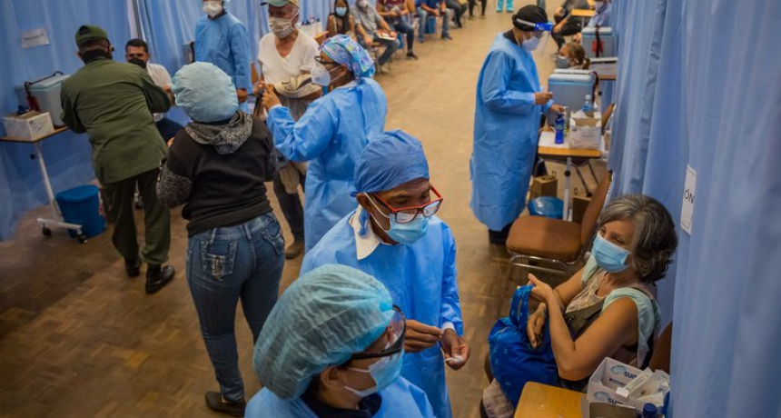 M&eacute;dicos venezolanos denunciaron que hay una &ldquo;anarqu&iacute;a&rdquo; en el plan de vacunaci&oacute;n