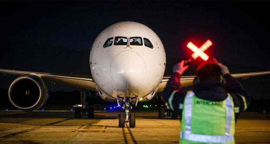 Lleg&oacute; otro vuelo con vacunas Sinopharm y Argentina super&oacute; las 23,8 millones de dosis