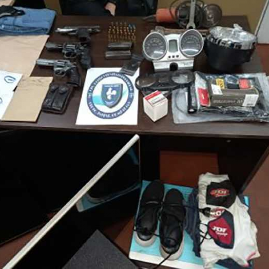 Investigaban el robo a un comercio, pero hallaron droga y armas