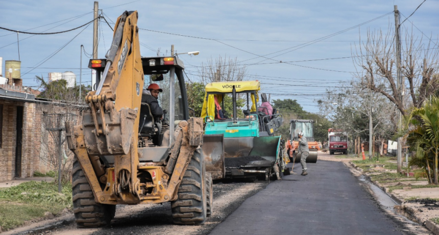 Contin&uacute;an obras de pavimentaci&oacute;n en el barrio 444 Viviendas de Fontana