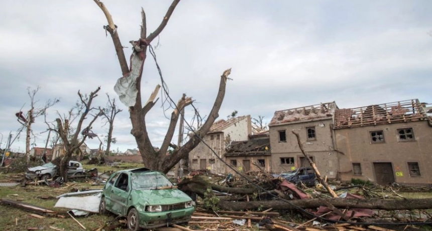 Tornado inusual deja al menos 3 muertos y decenas de heridos en Rep&uacute;blica Checa