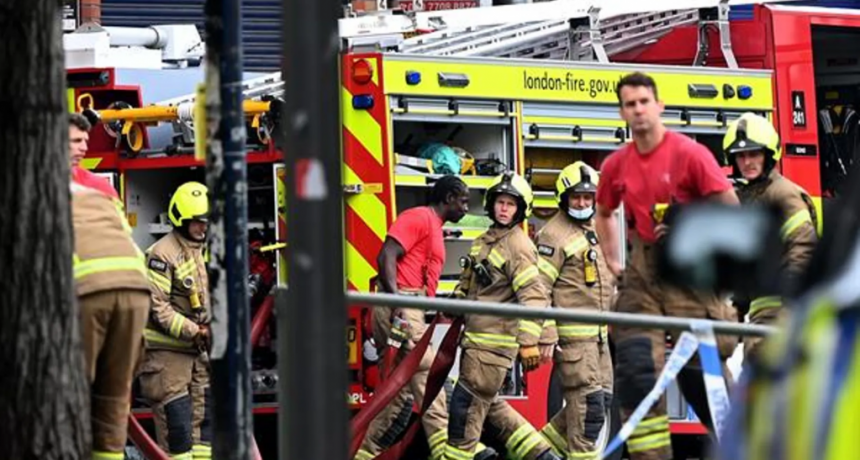 Gran incendio en una estaci&oacute;n de tren en Londres con al menos un herido