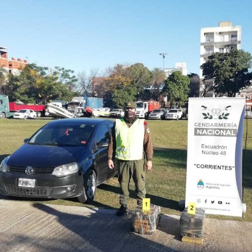 Arrojaron 60 kilos de marihuana desde un veh&iacute;culo e intentaron huir