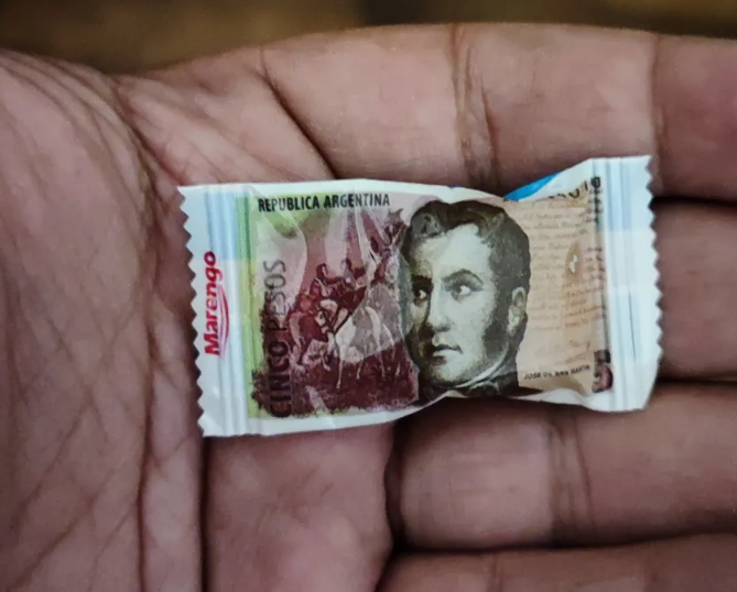 Caramelos por el vuelto: el billete de $5 volvió en forma de golosinas
