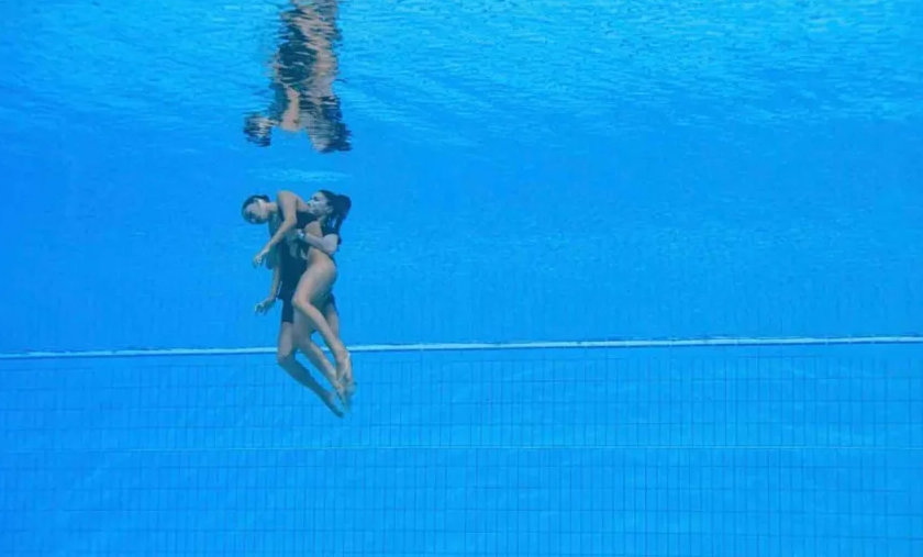 Mundial de natación: una nadadora se desmayó en el agua y fue salvada por su entrenadora