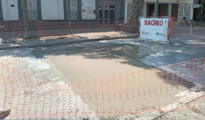 Varias calles del microcentro de Resistencia se encuentran cortadas por bacheo