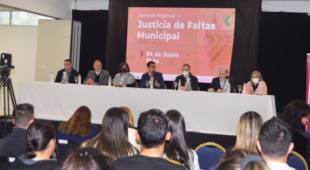 Gustavo Martínez en la jornada regional de justicia de faltas municipal destacó el valor de la capacitación constante para unificar criterios