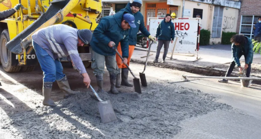 El Municipio de Resistencia avanza en el arreglo de baches sobre calle López y Planes
