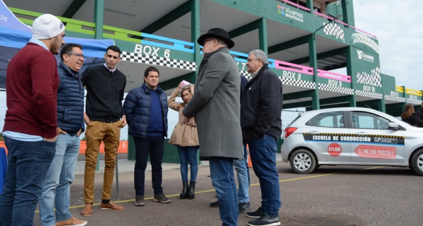 Gustavo Martínez presentó la licencia móvil de conducir, con ampliación de la vigencia, trámites en los barrios y pruebas de manejo en el autódromo