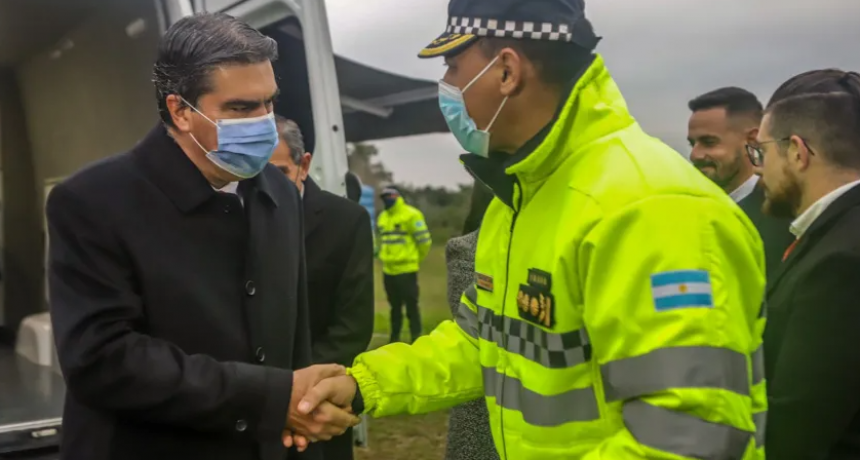 Día de la Seguridad Vial: Jorge Capitanich entró un vehículo de última tecnología a la Policía Caminera