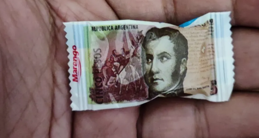 Caramelos por el vuelto: el billete de $5 volvió en forma de golosinas