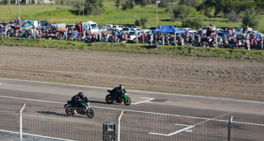 Más de 30 mil personas disfrutaron de carreras cortas de cuatriciclos, autos y motos en el Autódromo Yaco Guarnieri