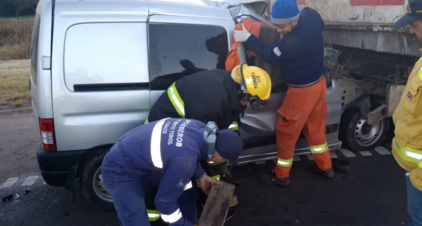Ruta 16: una camioneta chocó de atrás a un camión cerca de Puerto Tirol