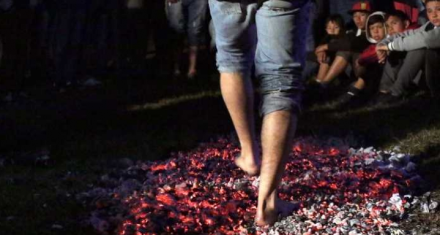 Vuelve el cruce de brasas por la Festividad de San Juan