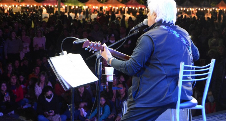 Con un emotivo recital, Víctor Heredia cerró el festival patrio organizado por Resistencia