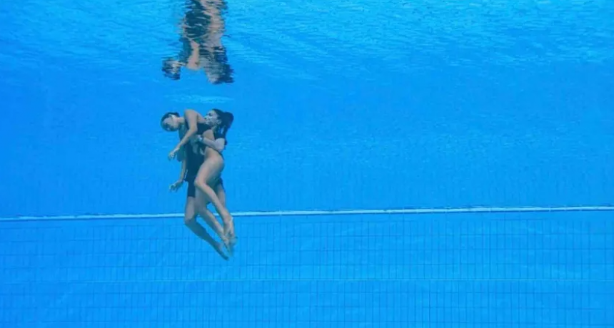Mundial de natación: una nadadora se desmayó en el agua y fue salvada por su entrenadora