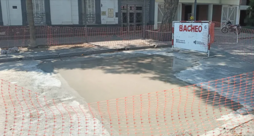 Varias calles del microcentro de Resistencia se encuentran cortadas por bacheo