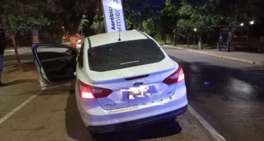 Perdió el control del auto y terminó contra un cartel municipal en la Sarmiento