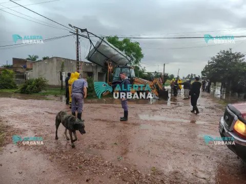 Temporal en Santa Sylvina: un kiosco perdi&oacute; parte de su techo y hubo &aacute;rboles ca&iacute;dos